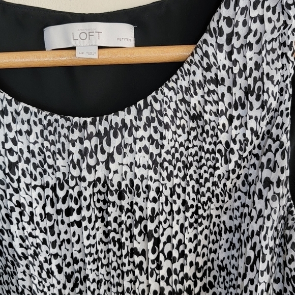 Loft | Petite Black & White Print Pleated Peplum Tank Top - Picture 5 of 5